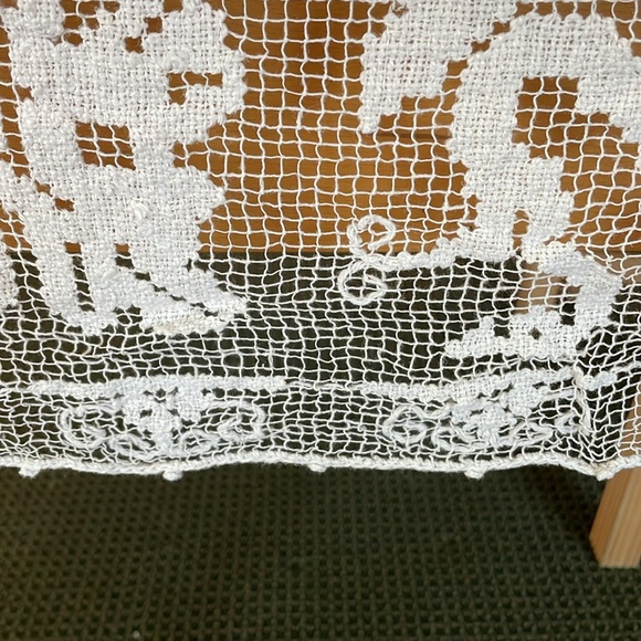 VTG Lace tablecloth. exquisite. Floral pattern. Cleaned. 84x64”. - Picture 6 of 7
